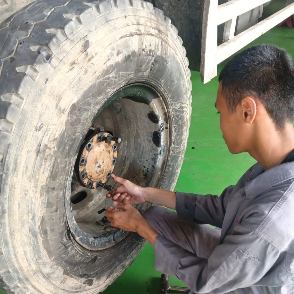 車輪の点検作業に取り組む実習生